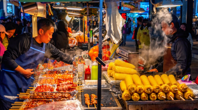 Wisata Rasa Dengan Berburu Makanan Pinggir Jalanan