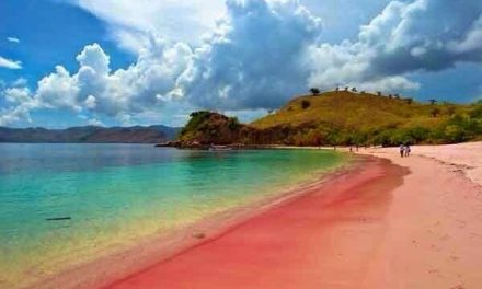 Pantai Pulau Merah, Surga Eksotis di Ujung Selatan Banyuwangi