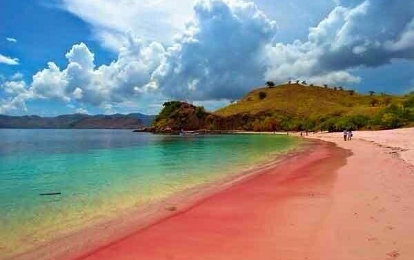 Pantai Pulau Merah, Surga Eksotis di Ujung Selatan Banyuwangi