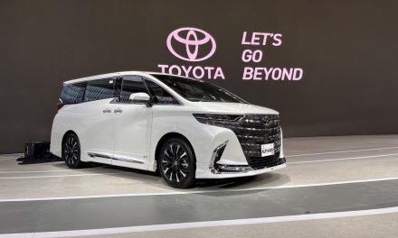 MPV Kelas Atas Alphard Jadi Simbol Kesuksesan Dan Kemewahan